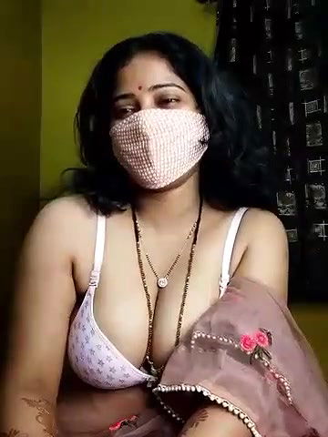 Sexy Aunty Boobs Show on Fan Demand