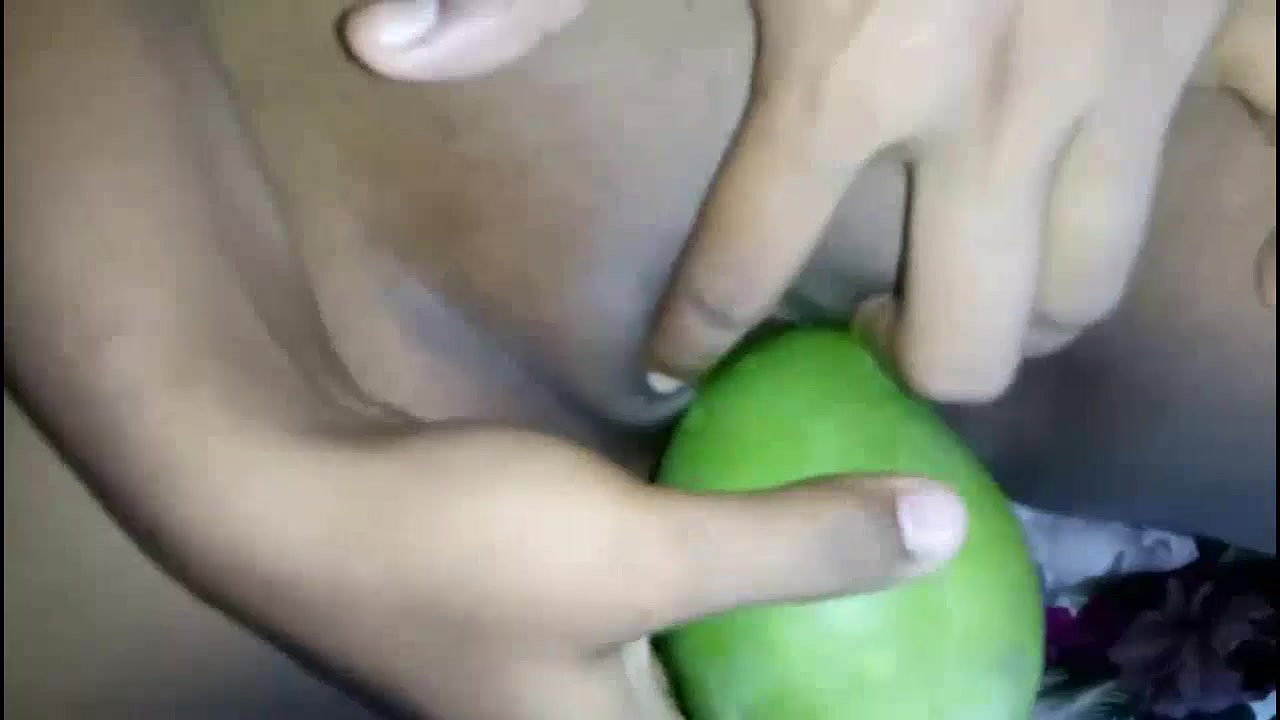 bhabhi ne choot mein aam ghusayi