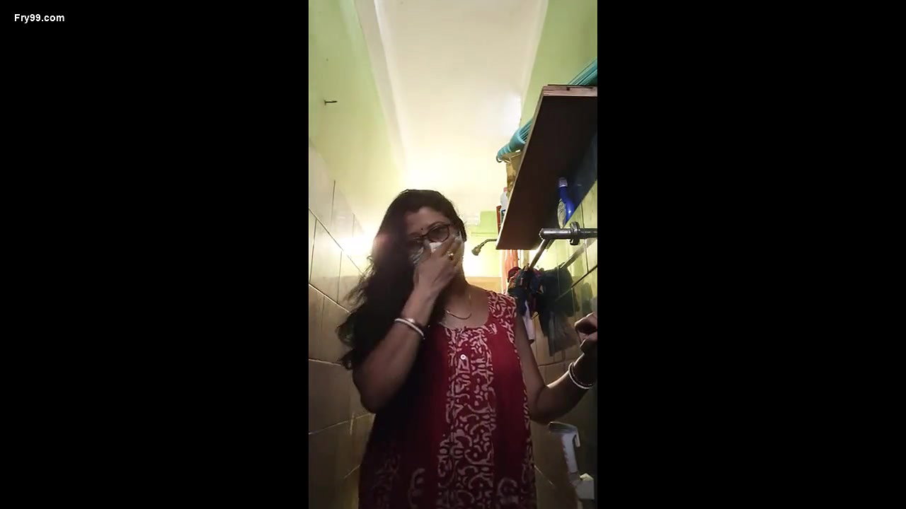 Mature Arpita Bhabhi Bathing