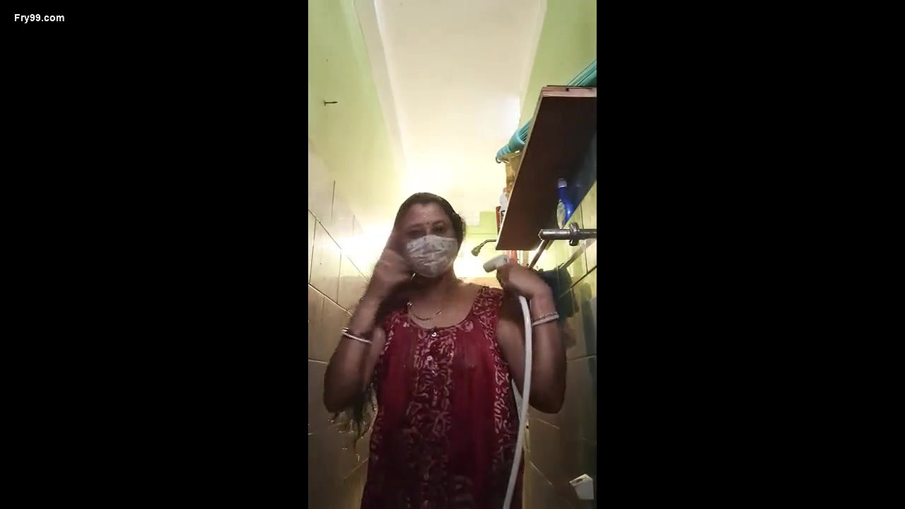 Mature Arpita Bhabhi Bathing
