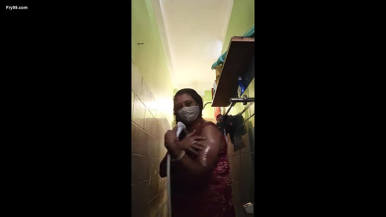 Mature Arpita Bhabhi Bathing