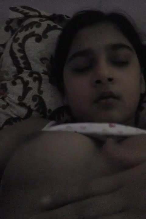 ladki ne choti chuche dikhayi