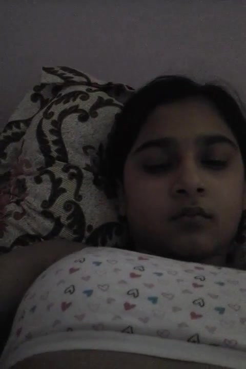 ladki ne choti chuche dikhayi