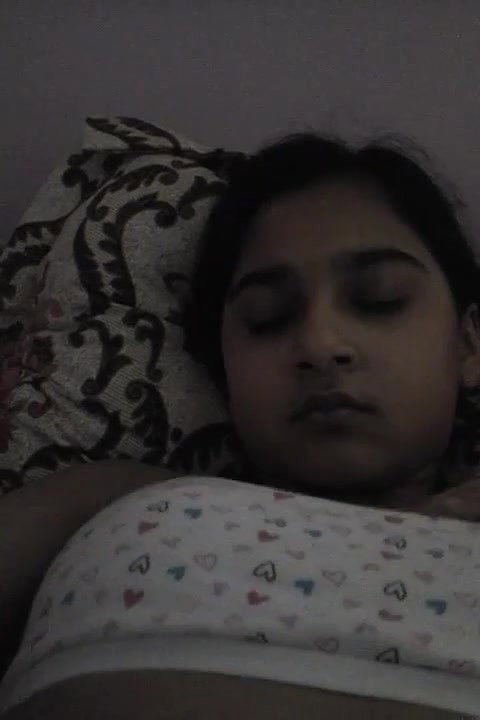 ladki ne choti chuche dikhayi