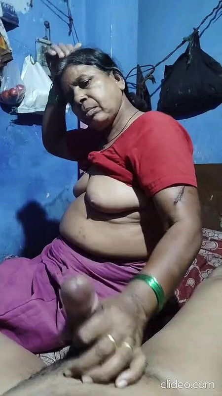 Vandana land ka pani nikalte hue