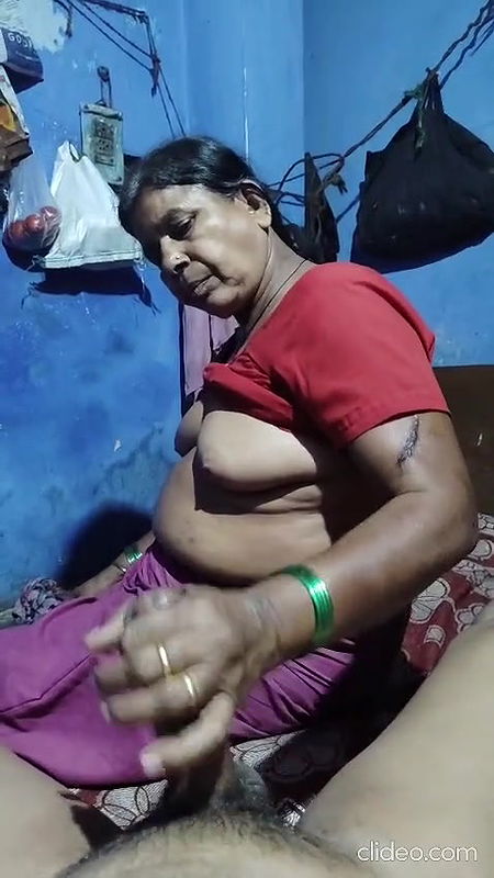 Vandana land ka pani nikalte hue