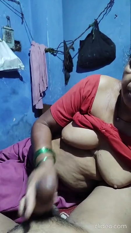 Vandana land ka pani nikalte hue