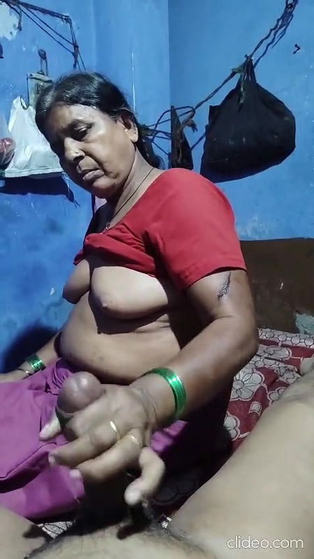 Vandana land ka pani nikalte hue