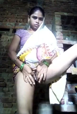 saree uthake choot or gand dikhayi