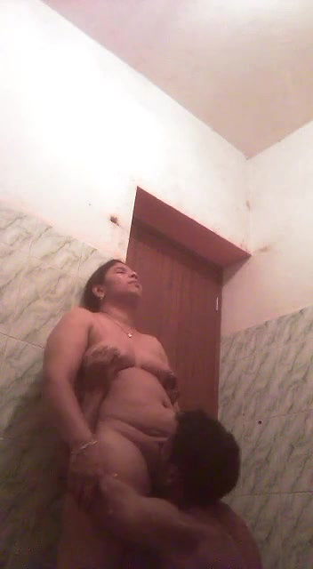bathroom mein bhabhi ki choot chati