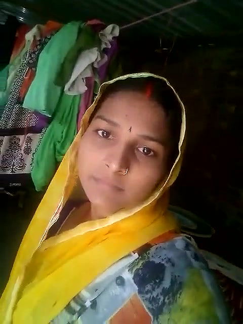 saree uthake chut ragdi or boob dikhayi gaon ki bhabhi ne