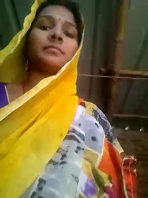 saree uthake chut ragdi or boob dikhayi gaon ki bhabhi ne