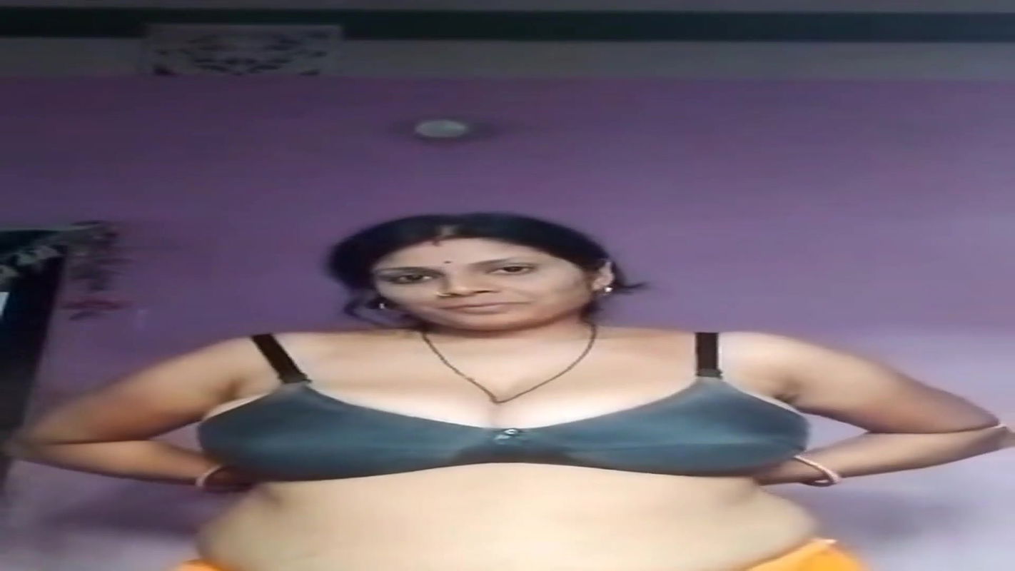 gaon ki bhabhi ne saree kholke nangi video banayi