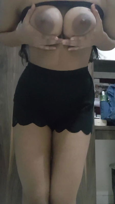 boobs and ass showing girl