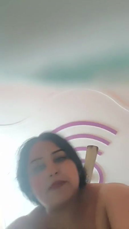 chubby wife nude fingering