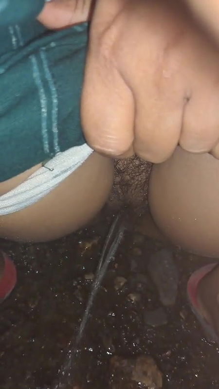 hairy pussy girl pissing