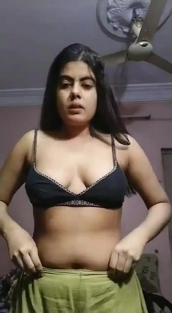 blouse kholke boob dikhayi