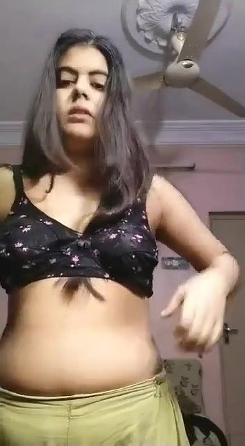 blouse kholke boob dikhayi