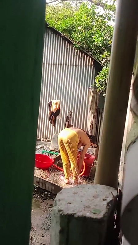 Neighbour Bhabhi Bathing Captured Secretly