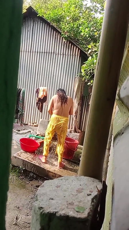Neighbour Bhabhi Bathing Captured Secretly
