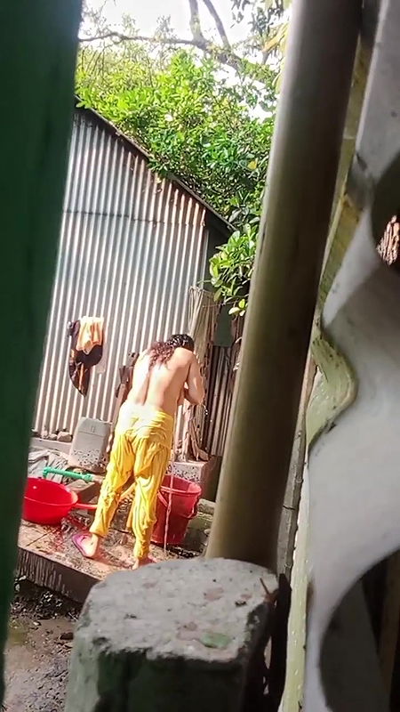 Neighbour Bhabhi Bathing Captured Secretly