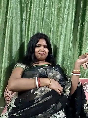 Aunty Showing her Ass