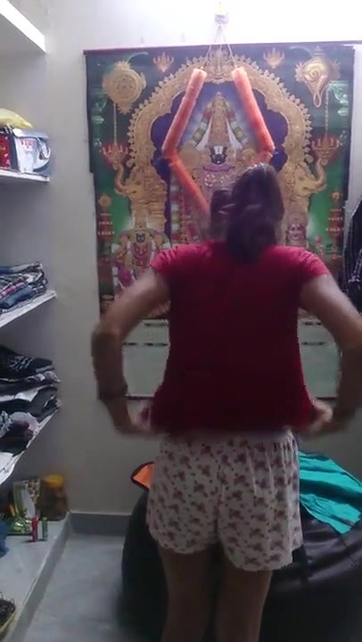 ladki ne chuche dikhayi