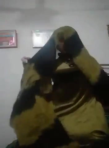 shalwar kholke nangi video banayi ladki ne
