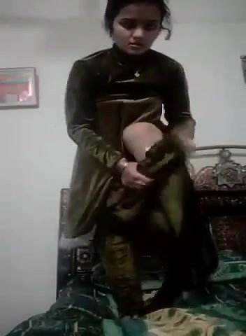 shalwar kholke nangi video banayi ladki ne