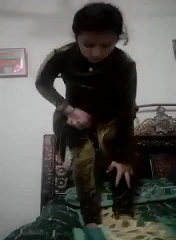 shalwar kholke nangi video banayi ladki ne