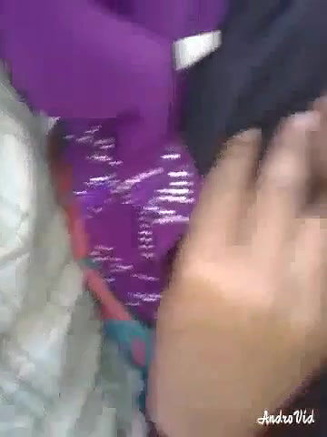 hijabi ladki ne khule mein chut ragdi