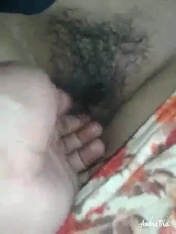 hijabi ladki ne khule mein chut ragdi