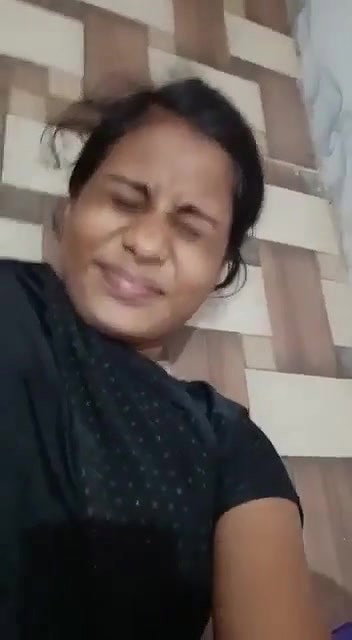 chikni chutmein ladki ne ungli kri