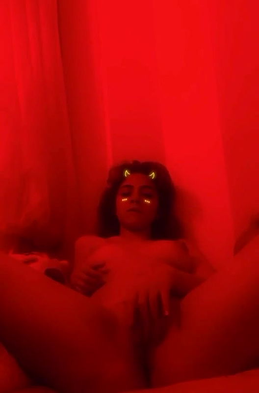 ladki ne chut mein ungli kri