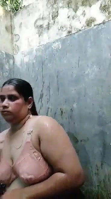 bbw desi bahbhi nude bath