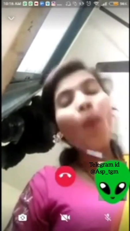 Tamil Bhabhi Showing To Lover On Video Call