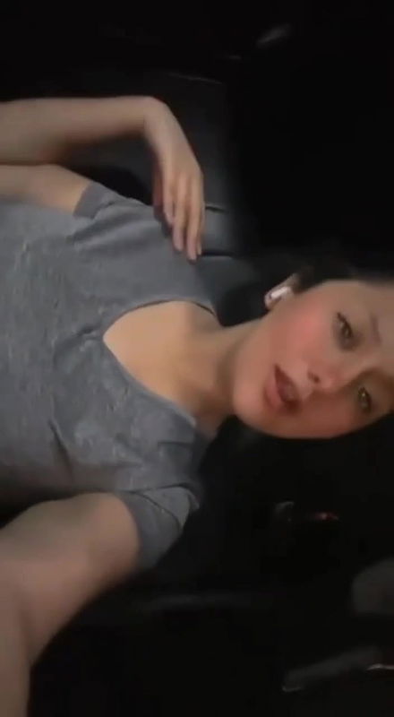 Sexy Girl Showing Pussy