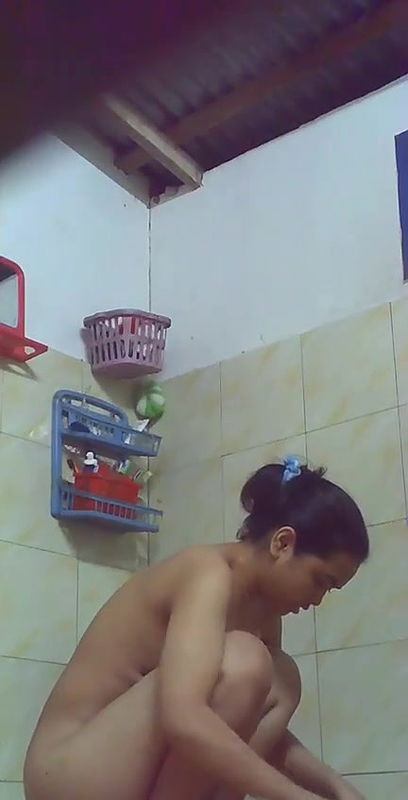 beautiful girl nude bathing