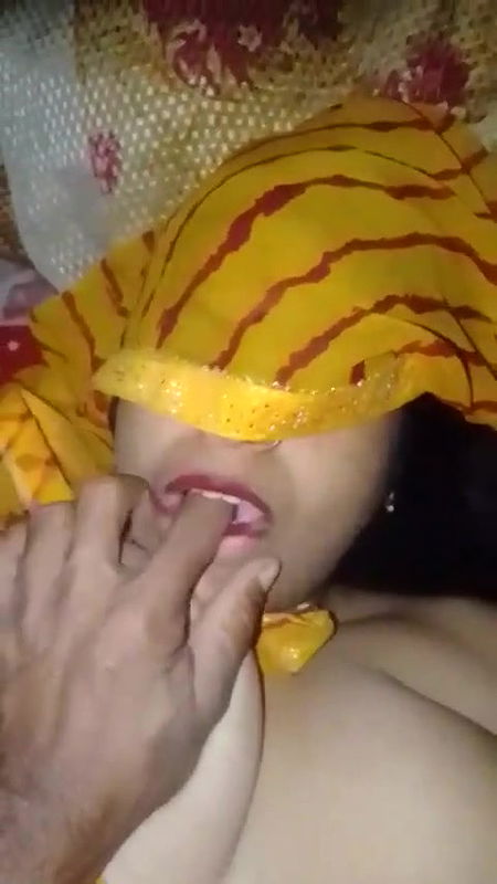Desi Bhabhi Ko Nind Se Jaga Kar Unki Saree Utha Kar Maze Se Choda