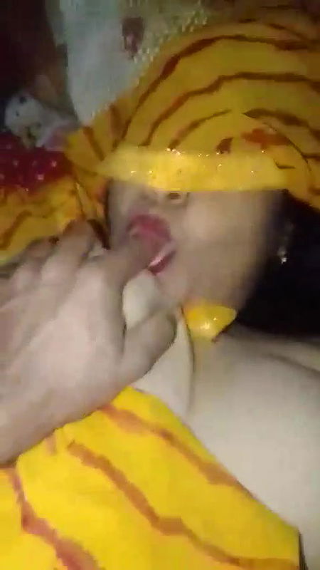 Desi Bhabhi Ko Nind Se Jaga Kar Unki Saree Utha Kar Maze Se Choda