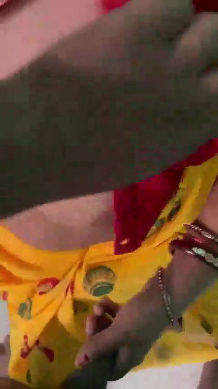 Sexy Aunty Ki Saree Utha Kar Lund Par Condom Laga Kar Maze Se Chudai Kiya