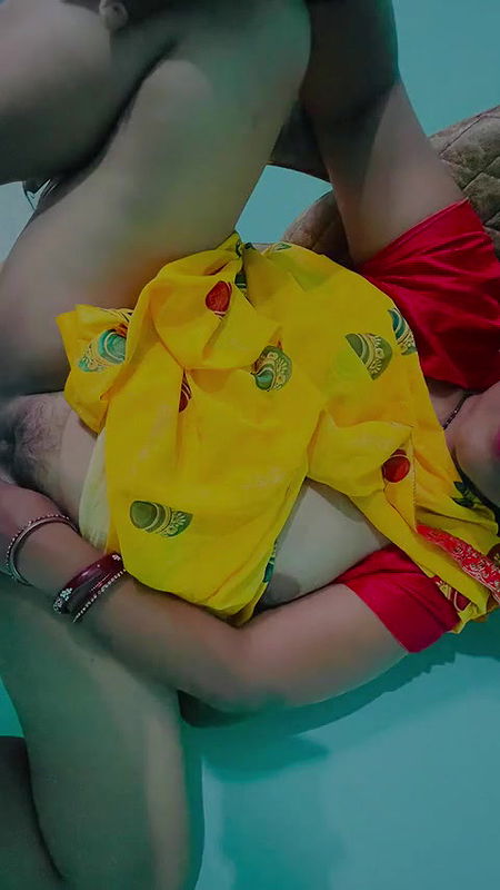 Sexy Aunty Ki Saree Utha Kar Lund Par Condom Laga Kar Maze Se Chudai Kiya