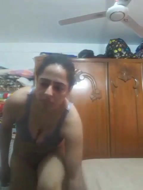 BEAUTIFUL PAKI HORNY BHABHI STRIP HER CLOTHS FINGERING HER BIG JUICY PUSSY