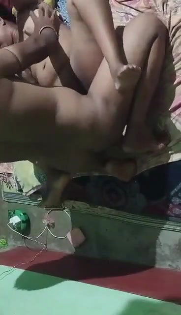 Dehati Bhabhi Ne Mazze Me Lund Chusa Aur Tange Utha Utha Kar Bur Ki Chudai Karwai