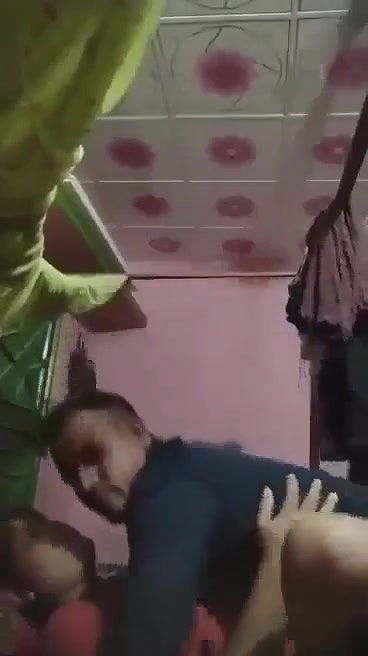 Desi Biwi Ki Friend Ko Bed Par Sula Kar Uski Tight Chut Ki Chudai Ki