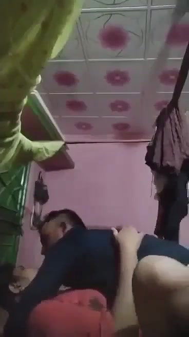 Desi Biwi Ki Friend Ko Bed Par Sula Kar Uski Tight Chut Ki Chudai Ki