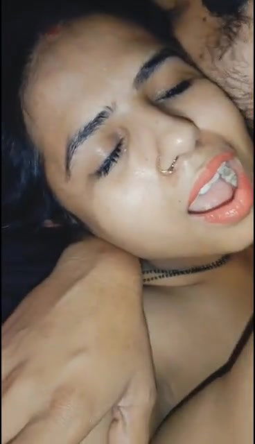 Desi Girl Ko Dost Ke Room Par Bula Kar Usko Baho Me Pakad Kar Maze Se Pela