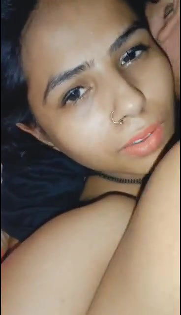 Desi Girl Ko Dost Ke Room Par Bula Kar Usko Baho Me Pakad Kar Maze Se Pela