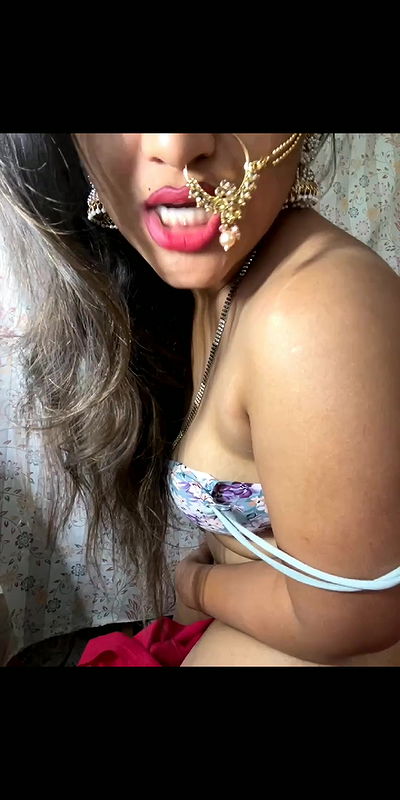 Hot bhabhi back showing hot