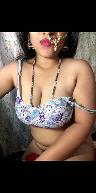 Hot bhabhi back showing hot